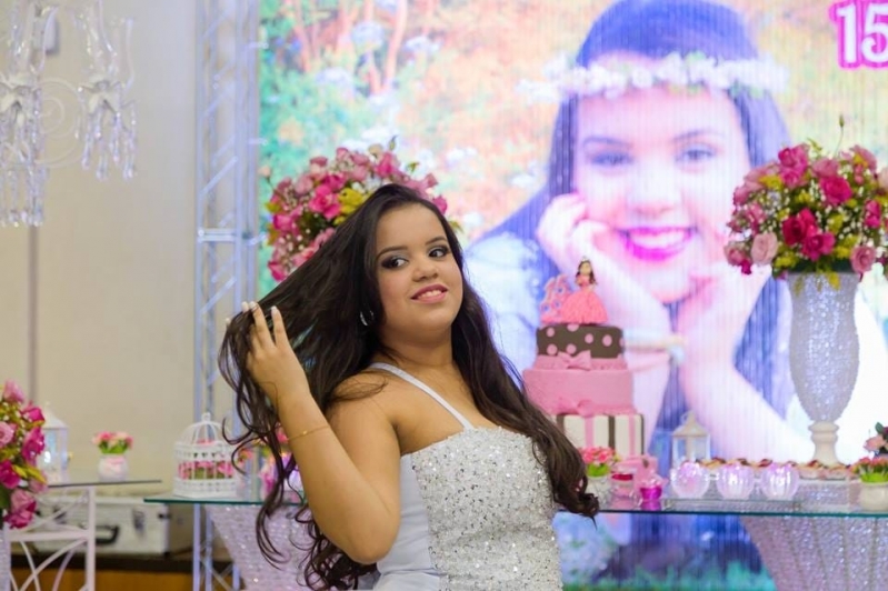 Salão para Debutante Decorado Local Jandira - Salão para Debutante com Buffet de Churrasco